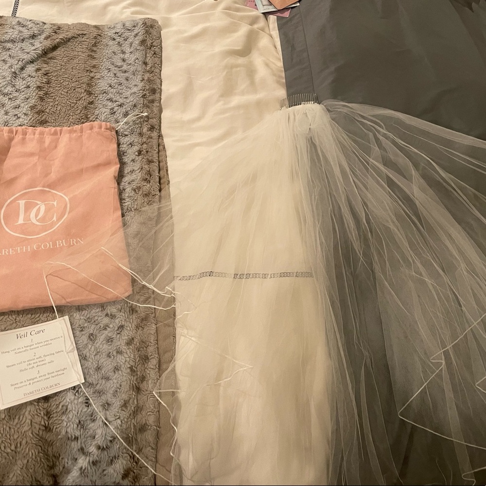 Dareth colburn 2 LAYER PENCIL EDGE VEIL finger tip ivory. Never worn.